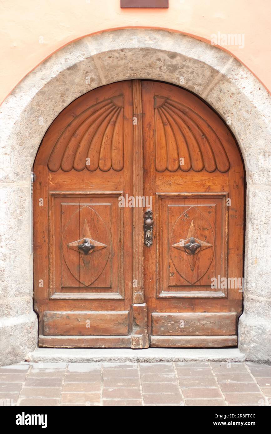 Vecchia porta di legno. Gotico ad arco Foto Stock