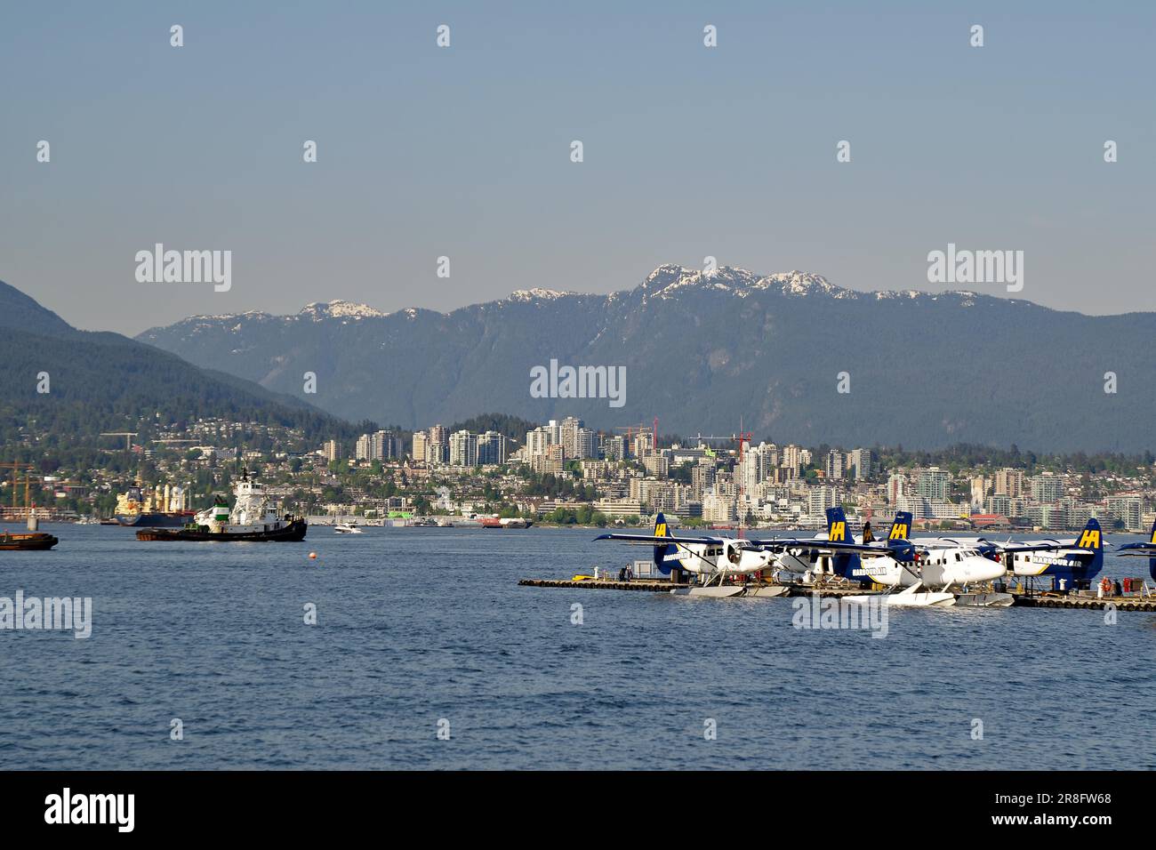 Vista su idrovolanti, grattacieli e montagne di North Vancouver, centro di Vancouver, British Columbia, Canada Foto Stock