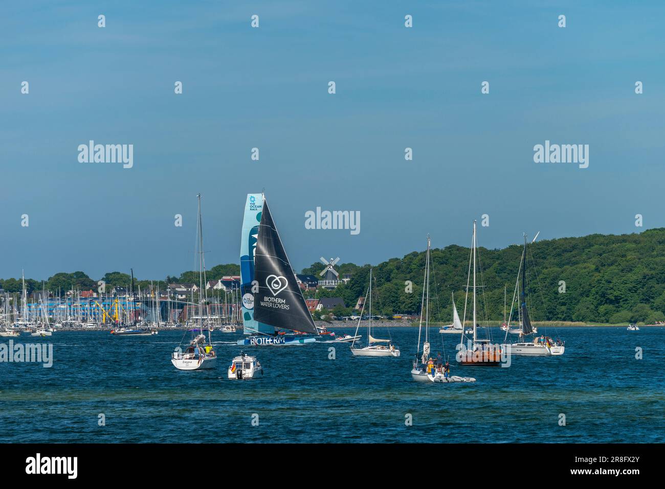 Laboe vista dalla spiaggia di Falkenstein, fiordo di Kiel, Mar Baltico, Schleswig-Holstein, Germania settentrionale, Europa Foto Stock