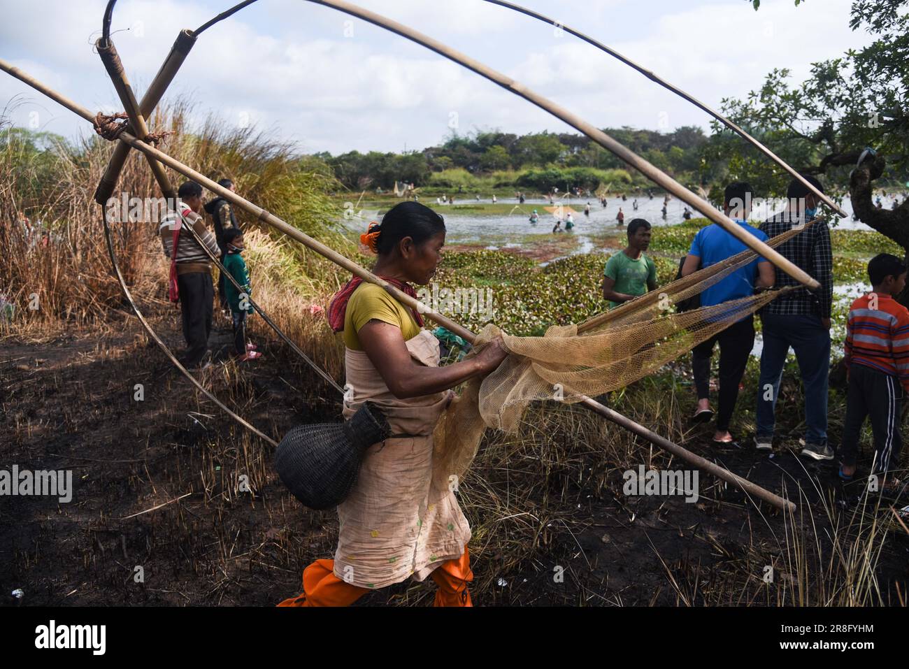 Gli abitanti del villaggio partecipano a un evento di pesca comunitario in occasione del Bhogali Bihu Festival al Lago Goroimari nel villaggio di Panbari, nel distretto di Kamrup Foto Stock