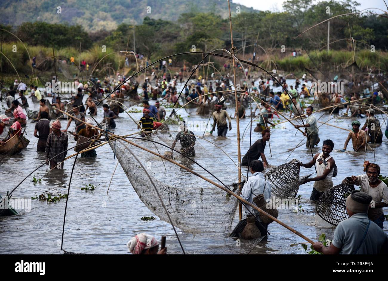 Gli abitanti del villaggio partecipano a un evento di pesca comunitario in occasione del Bhogali Bihu Festival al Lago Goroimari nel villaggio di Panbari, nel distretto di Kamrup Foto Stock