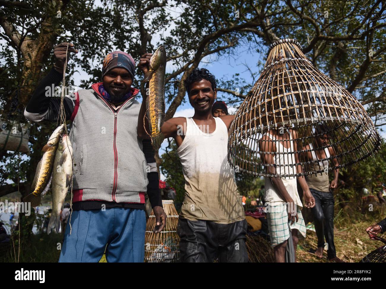 Gli abitanti del villaggio partecipano a un evento di pesca comunitario in occasione del Bhogali Bihu Festival al Lago Goroimari nel villaggio di Panbari, nel distretto di Kamrup Foto Stock