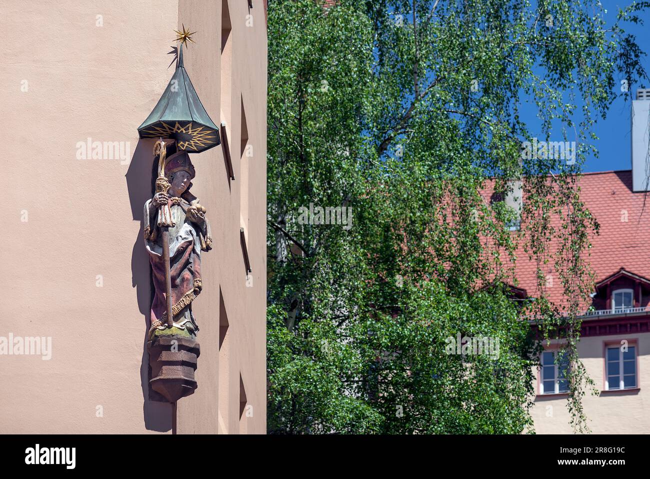Scultura di San Nicholas, casa in un edificio residenziale, Albrecht-Duerer-Platz 4, Norimberga, Franconia media, Baviera, Germania Foto Stock