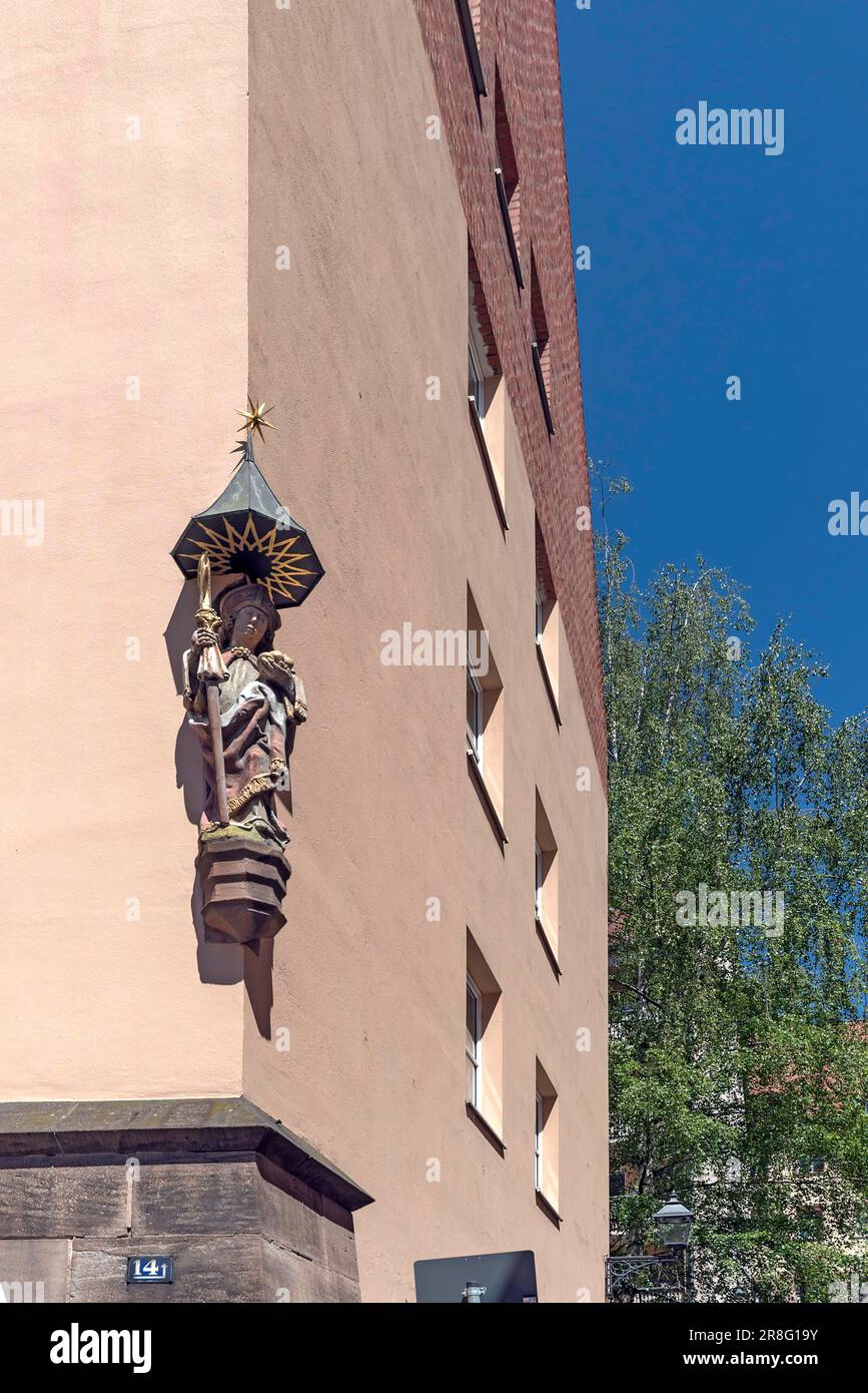 Scultura di San Nicholas, casa in un edificio residenziale, Albrecht-Duerer-Platz 4, Norimberga, Franconia media, Baviera, Germania Foto Stock