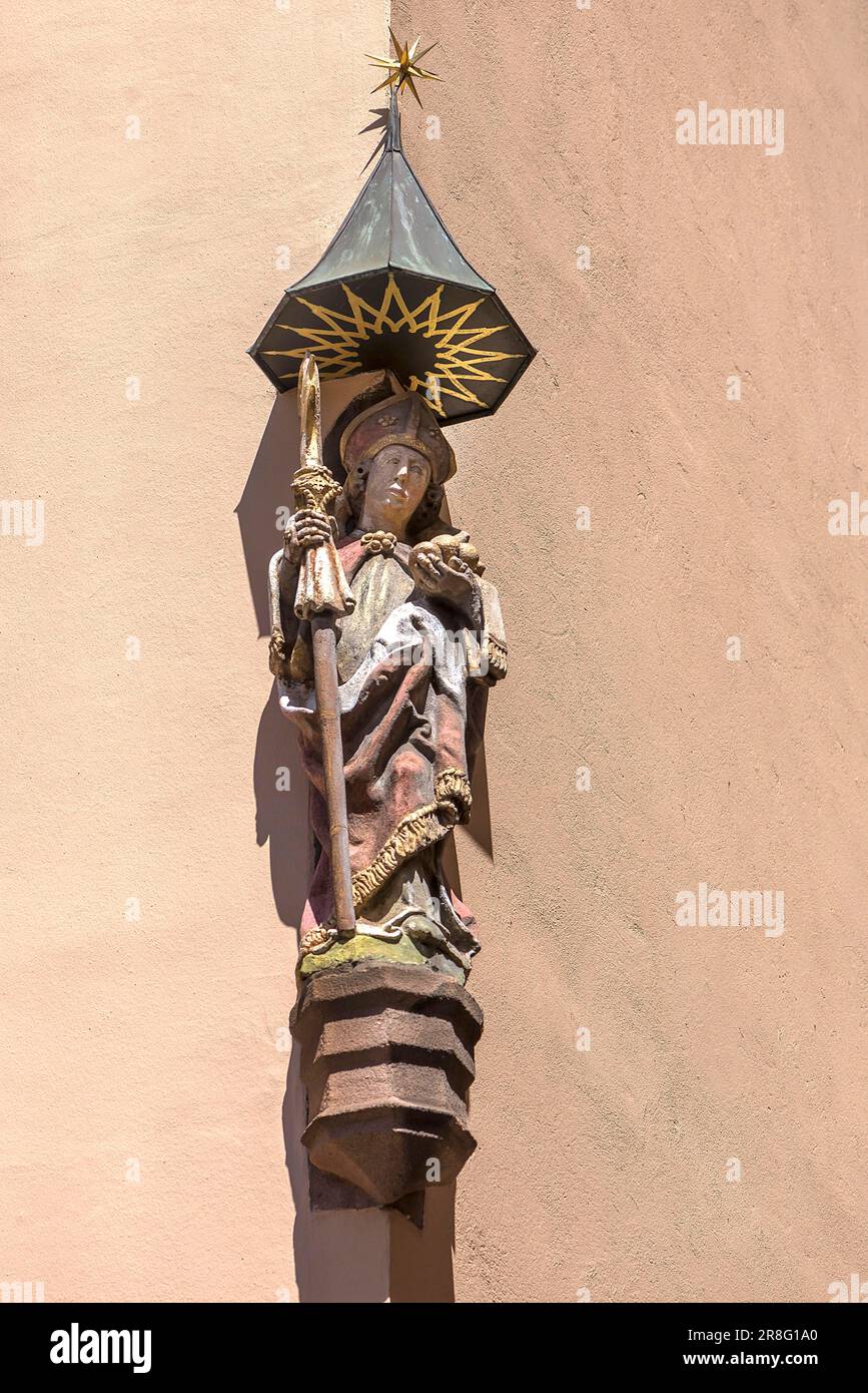 Scultura di San Nicholas, casa in un edificio residenziale, Albrecht-Duerer-Platz 4, Norimberga, Franconia media, Baviera, Germania Foto Stock