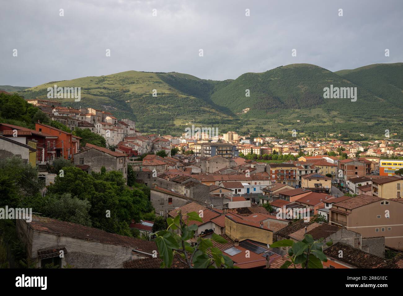 Paese di montagna italiano, immerso nella natura, con una splendida vista sul paesaggio di Polla, Campania, Salerno, Italia Foto Stock