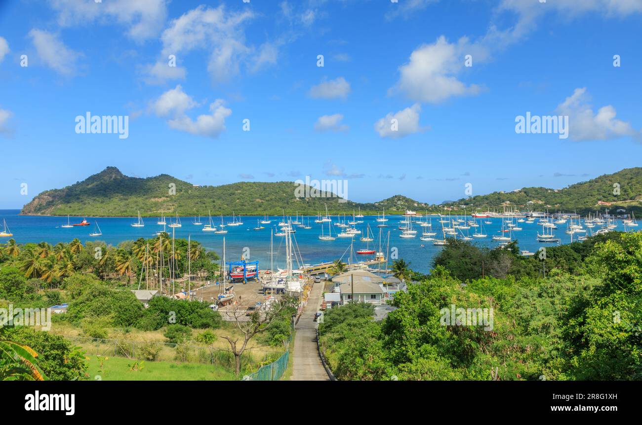 Vista sul porto e sulla laguna con yacht ancorati all'isola di Carriacou, Grenada, Mar dei Caraibi Foto Stock