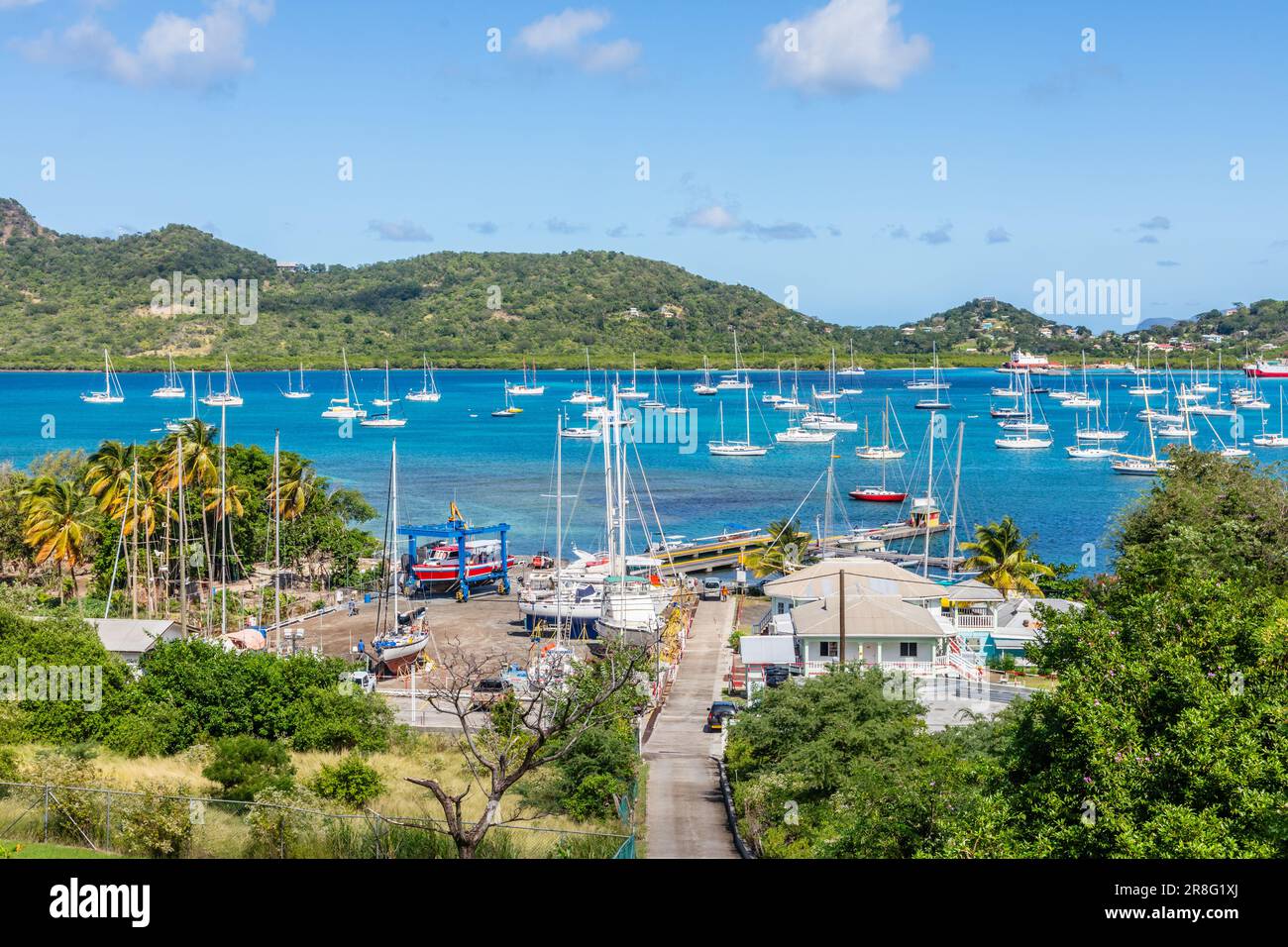 Vista sul porto e sulla laguna con yacht ancorati all'isola di Carriacou, Grenada, Mar dei Caraibi Foto Stock
