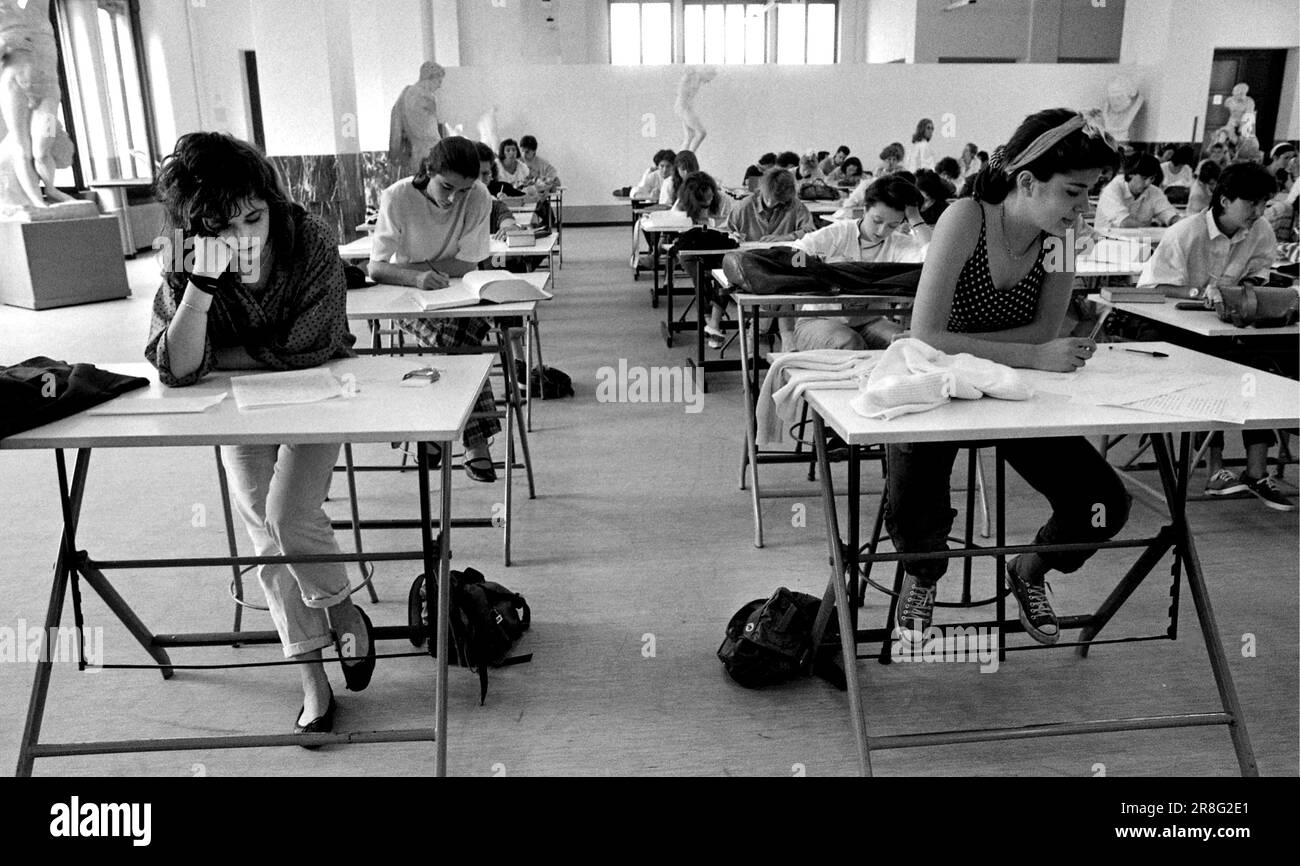 MILANO - INIZIO DEGLI ESAMI DI MATURITA' NELLE SCUOLE SUPERIORI, PROVA SCRITTA, II° LICEO ARTISTICO SOLO PER USO EDITORIALE Foto Stock