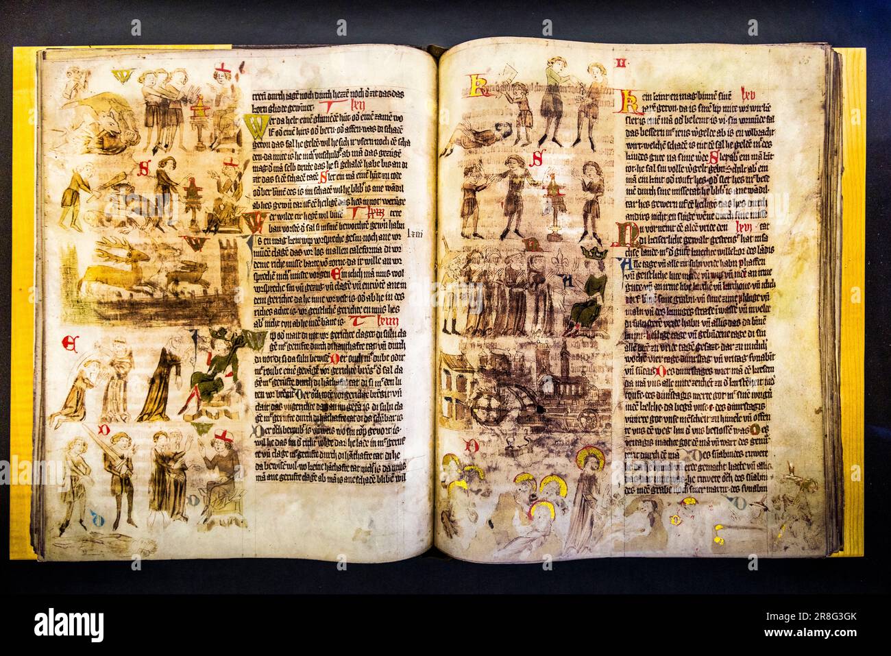 Un manoscritto miniato medievale è aperto in una mostra nel parco del monastero di Altzella vicino a Nossen, Sassonia, Germania: lo Sachsenspiegel. Nel XVI secolo, il monastero di Altzella possedeva una delle più grandi biblioteche del suo tempo ed è forse il luogo di origine di questo codice legale, scritto tra il 1220 e il 1235. La sua collezione di libri ha poi formato le basi dell'attuale Biblioteca Universitaria di Lipsia. Foto Stock