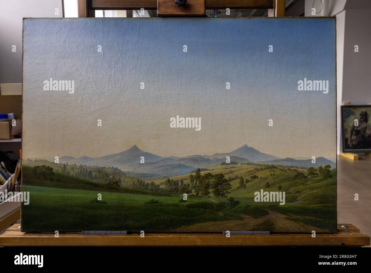 Caspar David Friedrich, "paesaggio boemo con la montagna Milleschau" del 1808, senza cornice, per l'esame tecnologico dell'arte nel laboratorio di restauro dell'Albertinum di Dresda. L'effetto delle nuvole di nebbia è ottenuto dalla CDF attraverso una miscela di piombo bianco e pigmento malva. Albertinum a Dresda, Germania Foto Stock