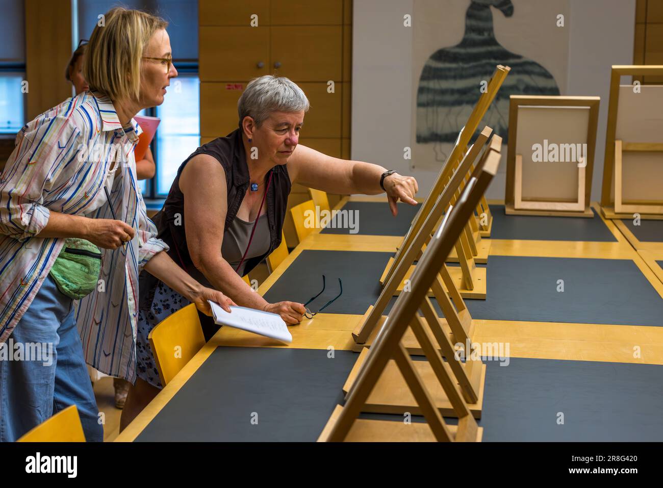Disegni di Caspar David Friedrich nel Kupferstich-Kabinett a Dresda. Qui sono conservati 70 disegni e un libretto di disegni di Caspar David Friedrich. Il curatore Kuhlmann-Hodick spiega i metodi di lavoro della CDF sulla base dei disegni. Dresda, Germania Foto Stock