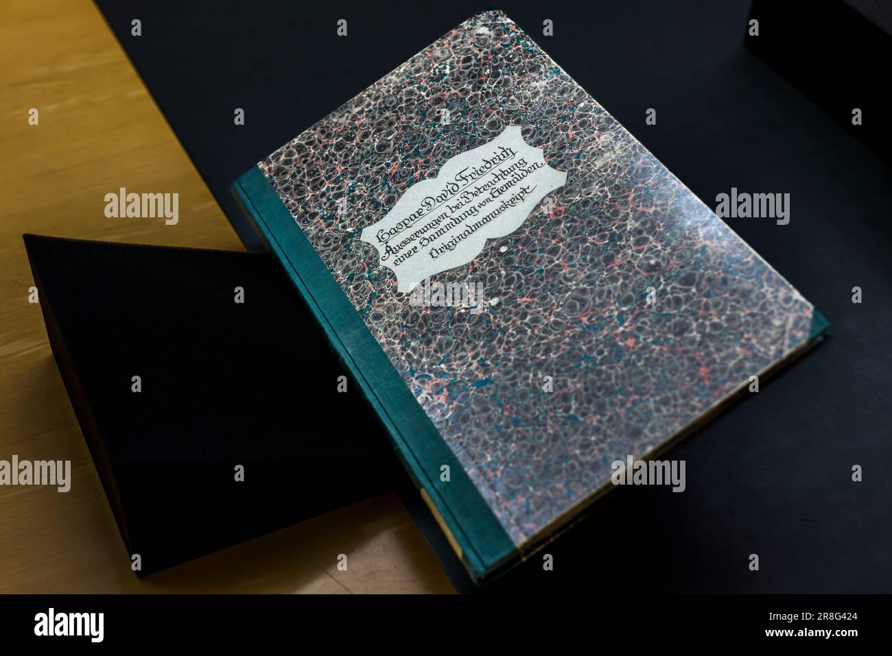 Un manoscritto originale rilegato a mano di Caspar David Friedrich è in mostra presso il Kupferstich-Kabinett di Dresda, Sassonia, Germania. Intitolato "Äußerungen bei Betrachtung einer Sammlung von Gemälden von größtentheils noch lebenden und unlängst verstorbenen Künstlern" ("Osservazioni sulla visione di una collezione di dipinti di artisti per lo più ancora viventi e recentemente deceduti"), contiene le note critiche di Friedrich sull'opera di pittori contemporanei. Il museo conserva 70 disegni dell'artista e un album di schizzi. È in programma una mostra speciale per il suo 250° compleanno nel 2024. Foto Stock