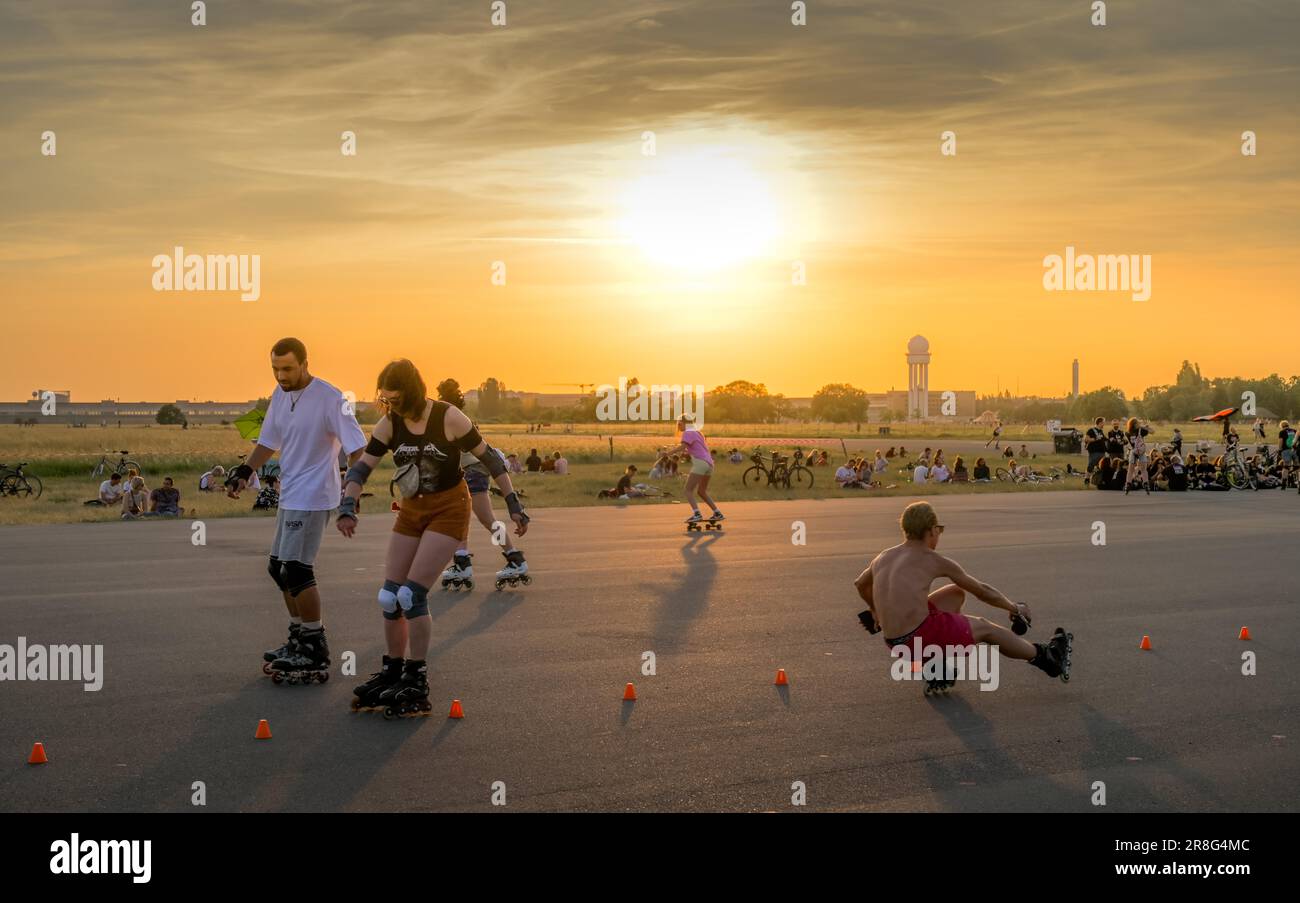 Pattinaggio a rotelle, Inline skate, sera, tempo libero, Tempelhofer Feld, Sunset, Tempelhof, Tempelhof-Schoeneberg, Berlino, Germania +++ NESSUN MODELLO! Foto Stock