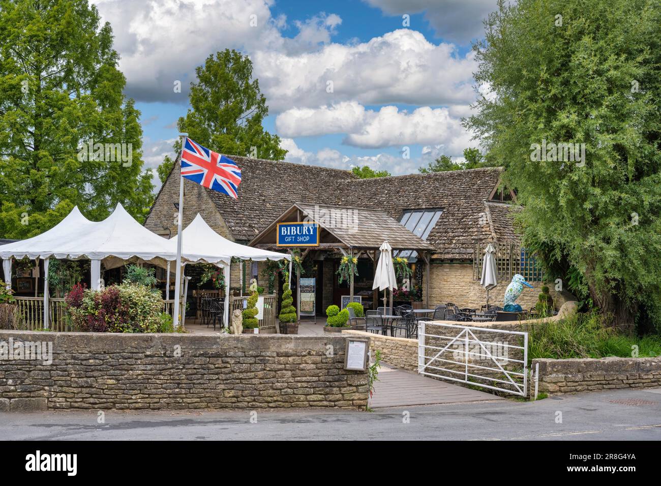 Negozio di articoli da regalo vicino alla famosa Arlington Row, Bibury, Cotswolds, Gloucestershire, Inghilterra, Regno Unito Foto Stock