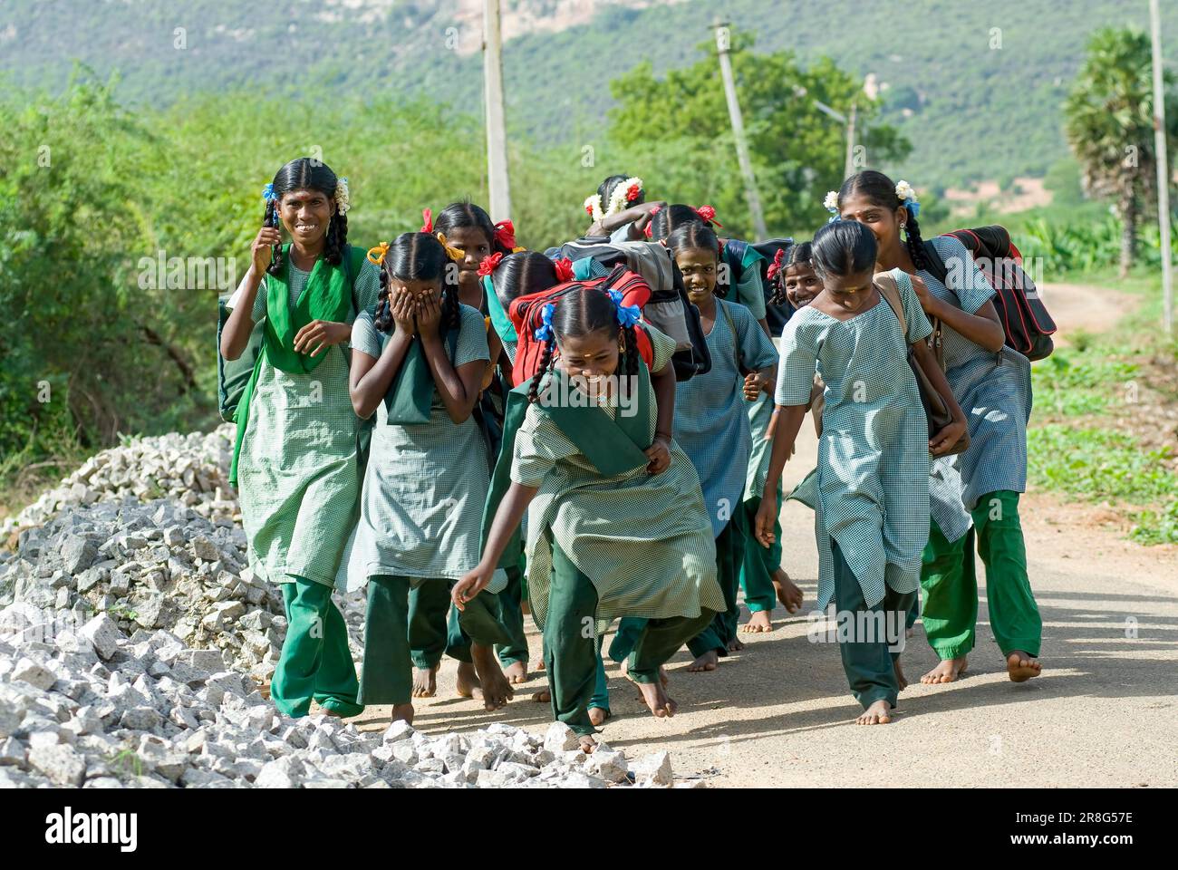 Shying villaggio ragazze sulla strada per la scuola vicino Madurai, Tamil Nadu, India, Asia Foto Stock