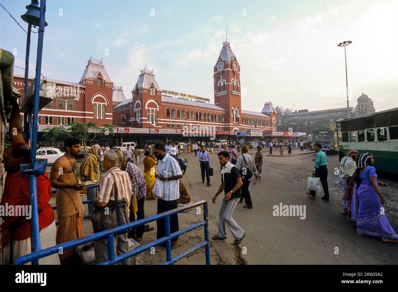 Stazione ferroviaria centrale di Madras costruita nel 1873, Chennai, Tamil Nadu, India, Asia Foto Stock