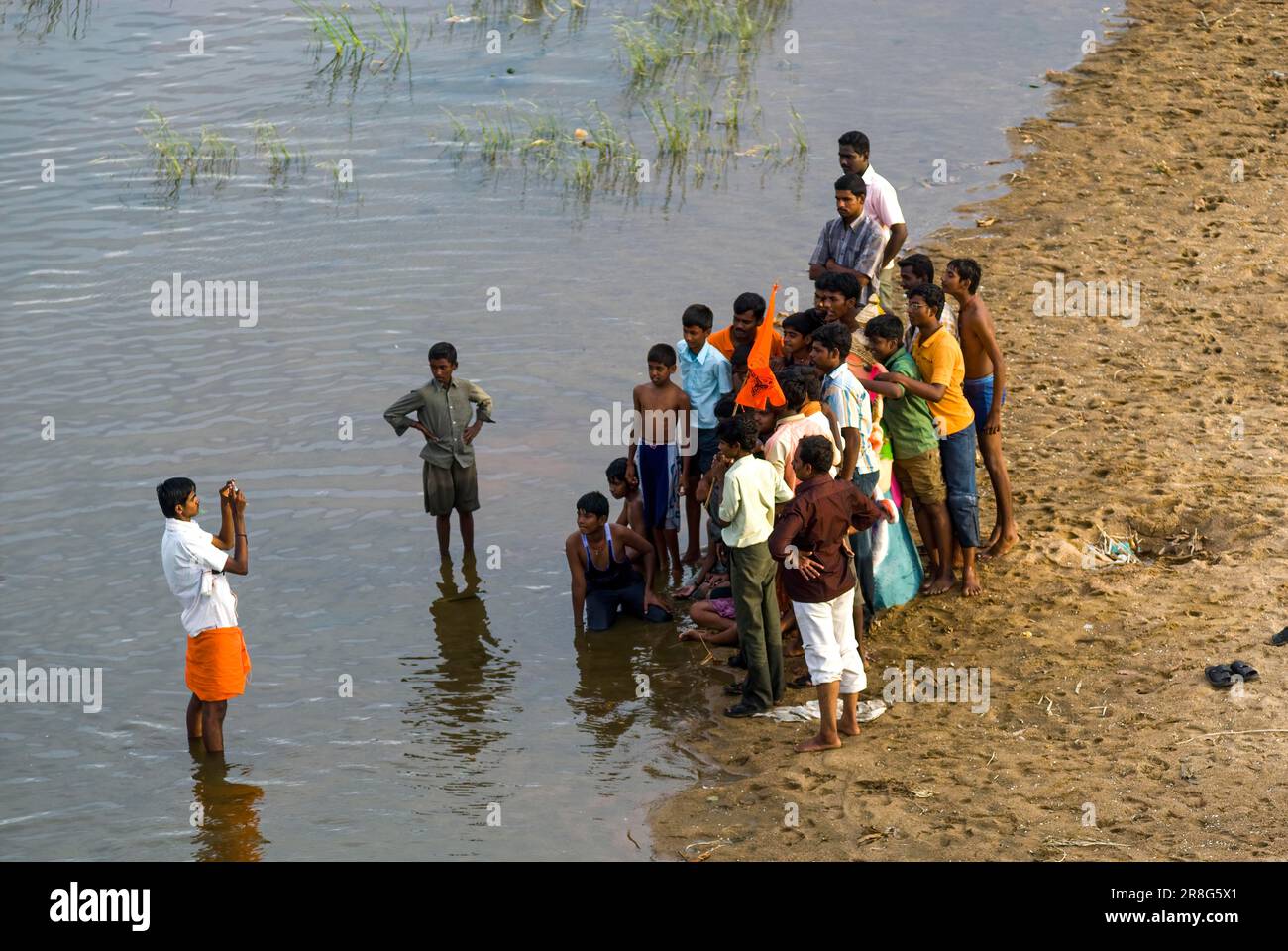 Escursione gruppo pic-nic al fiume Amaravathi Dharapuram, Tamil Nadu, India del Sud, India, Asia Foto Stock