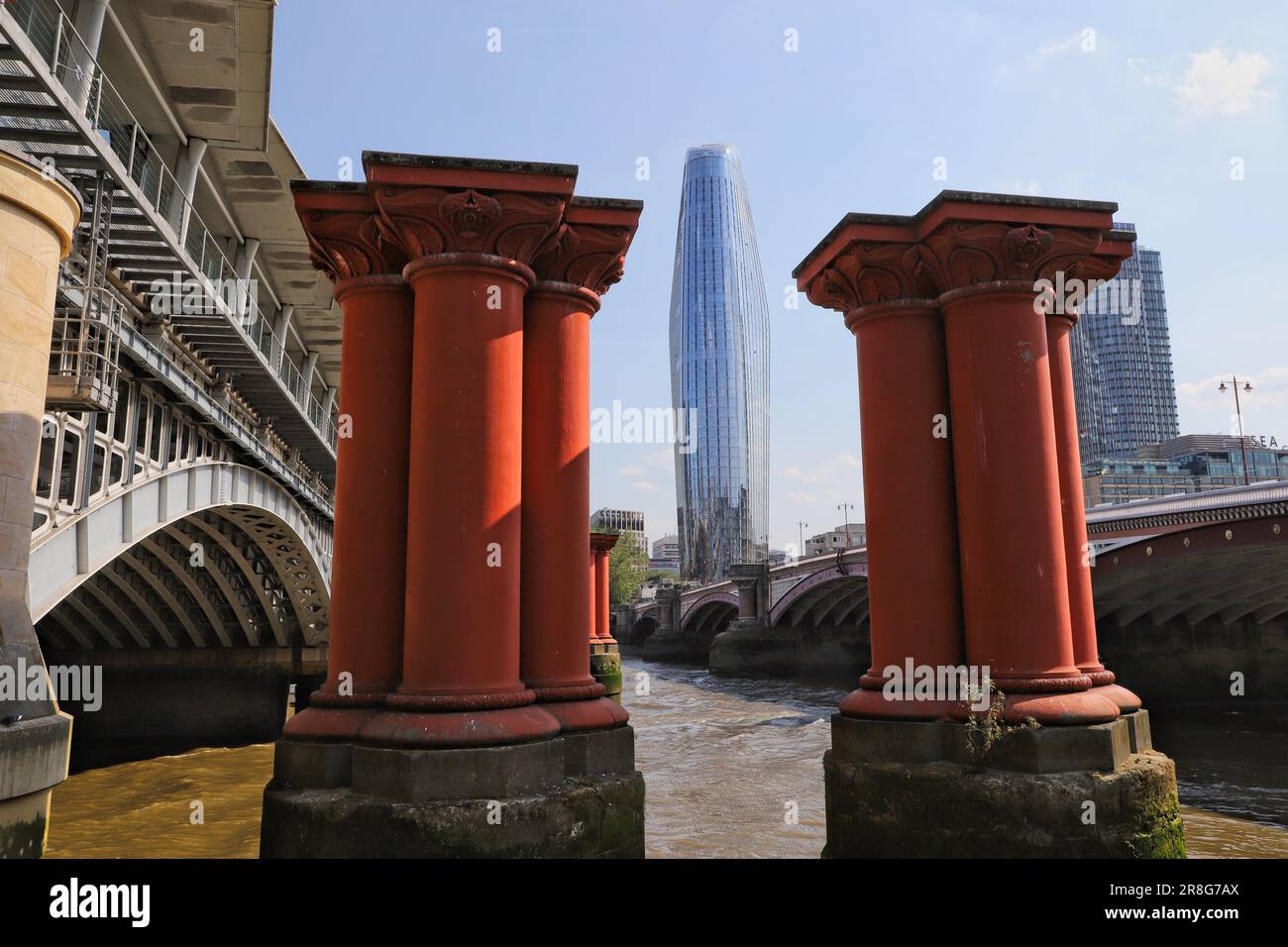 Una torre Blackfriars e resti del vecchio ponte sul Tamigi Londra Regno Unito giugno 2023 Foto Stock