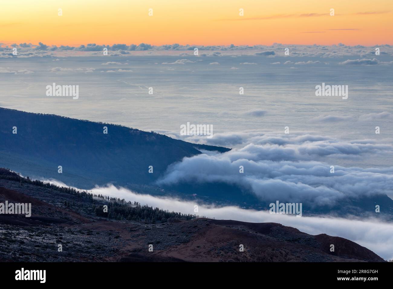 Nuvole commerciali sulle pendici del monte Teide, Tenerife, dopo il tramonto Foto Stock
