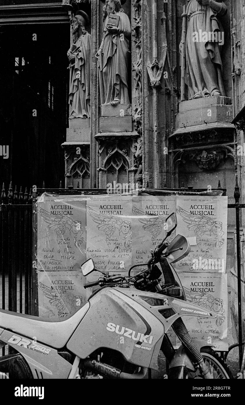 Francia, Parigi, 22.03.1990, figure cristiane, manifesti, Moto Suzuki Foto Stock