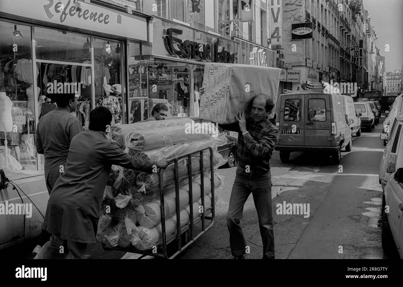Francia, Parigi, 23.03.1990, nel quartiere tessile in Rue Saint Denis Foto Stock