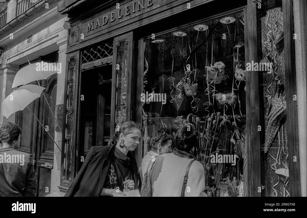 Francia, Parigi, 24.03.1990, vetrina con maschere Foto Stock