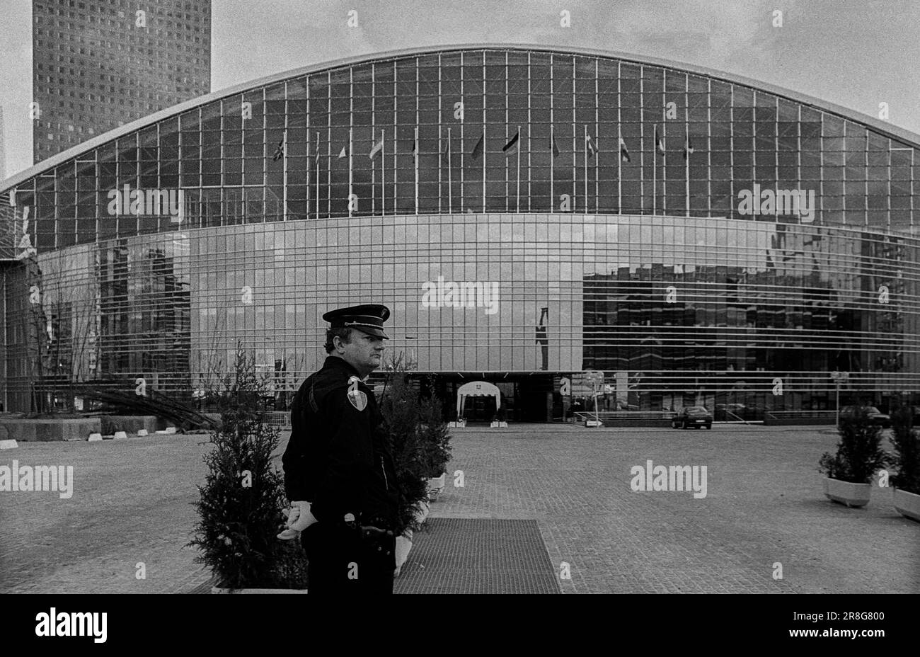Francia, Parigi, 23.03.1990, città satellite la Defense, poliziotto, guardia di sicurezza Foto Stock