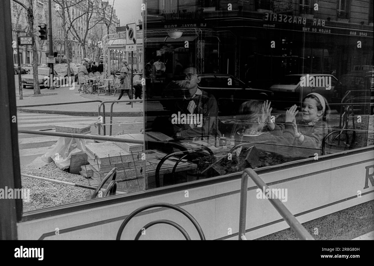 Francia, Parigi, 24.03.1990, vetrina con bambini, high-fiving Foto Stock