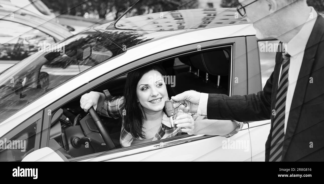 Venditore di auto che dà le chiavi dell'automobile alla giovane donna graziosa, modello geometrico Foto Stock