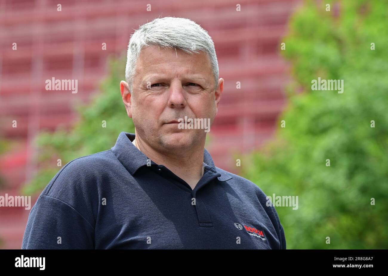 Gerlingen, Germania. 21st giugno, 2023. Frank Sell, presidente del consiglio centrale dei lavori di Bosch, parla per una protesta davanti alla sede centrale di Bosch. I rappresentanti dei dipendenti chiedono un contratto per il futuro con visioni del futuro per tutte le sedi tedesche del settore Bosch Mobility, un migliore coinvolgimento nella trasformazione dell'azienda e titoli per i dipendenti durante la trasformazione. Credit: Bernd Weißbrod/dpa/Alamy Live News Foto Stock