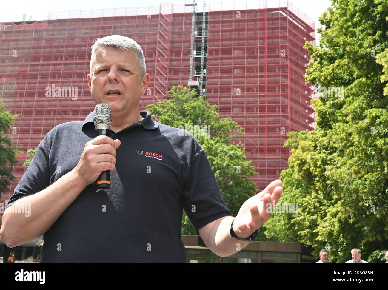 Gerlingen, Germania. 21st giugno, 2023. Frank Sell, presidente del consiglio centrale dei lavori di Bosch, parla per una protesta davanti alla sede centrale di Bosch. I rappresentanti dei dipendenti chiedono un contratto per il futuro con visioni del futuro per tutte le sedi tedesche del settore Bosch Mobility, un migliore coinvolgimento nella trasformazione dell'azienda e titoli per i dipendenti durante la trasformazione. Credit: Bernd Weißbrod/dpa/Alamy Live News Foto Stock