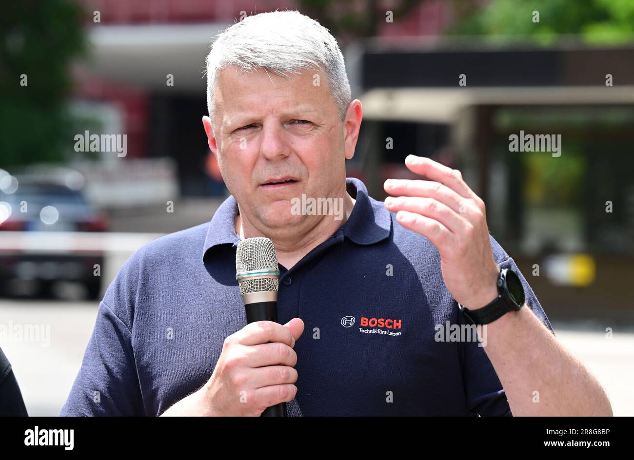 Gerlingen, Germania. 21st giugno, 2023. Frank Sell, presidente del consiglio centrale dei lavori di Bosch, parla per una protesta davanti alla sede centrale di Bosch. I rappresentanti dei dipendenti chiedono un contratto per il futuro con visioni del futuro per tutte le sedi tedesche del settore Bosch Mobility, un migliore coinvolgimento nella trasformazione dell'azienda e titoli per i dipendenti durante la trasformazione. Credit: Bernd Weißbrod/dpa/Alamy Live News Foto Stock
