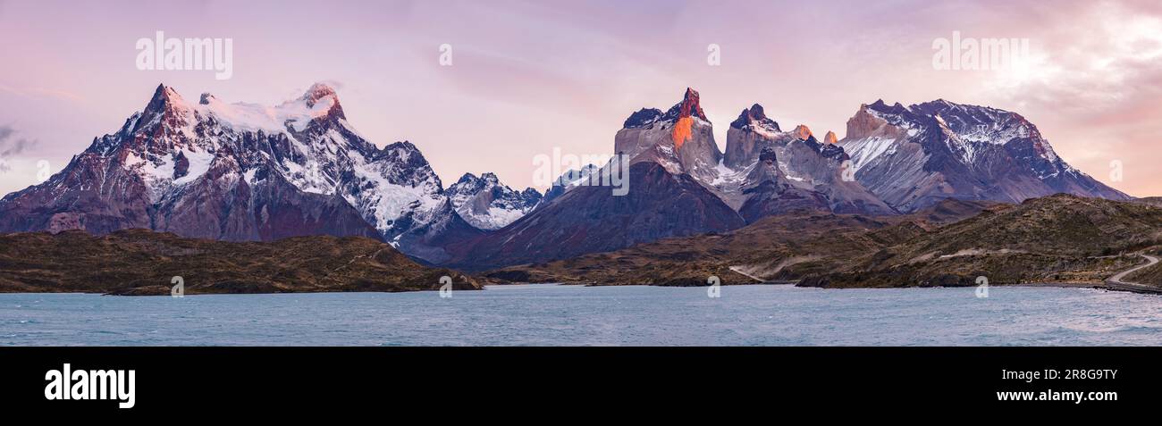 Panorama delle notevoli cime montane del massiccio montuoso del Parco Nazionale Torres del Paine alla luce del mattino, Patagonia, Cile, Sud America Foto Stock