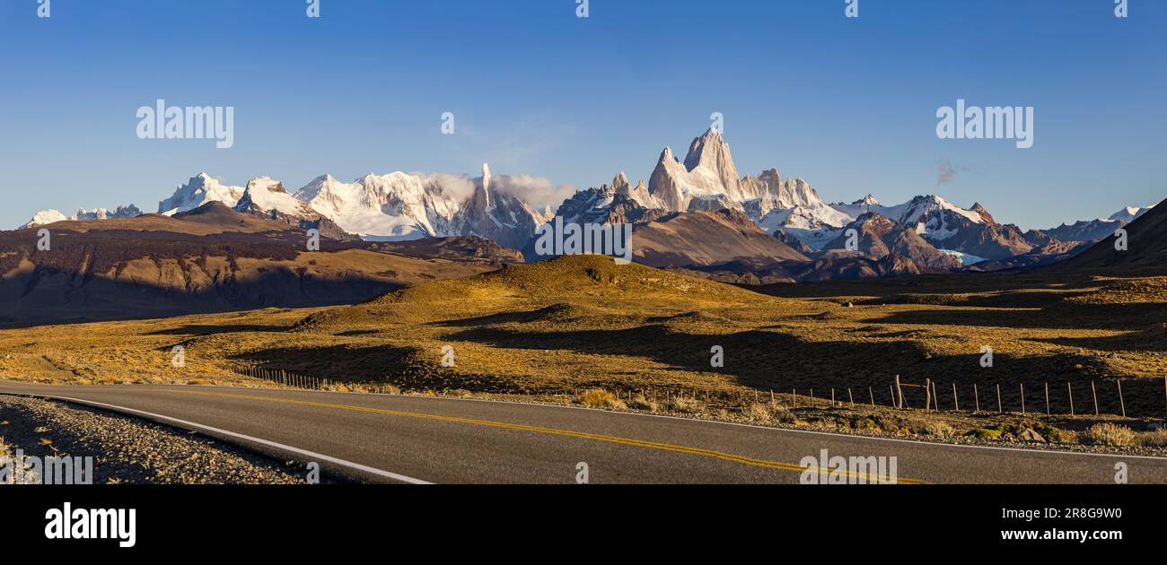 Panorama montano al Ruta 23 con la catena montuosa Fitz Roy e Cerro Torre nel Parco Nazionale Los Glaciares al confine argentino-cileno, Pa Foto Stock