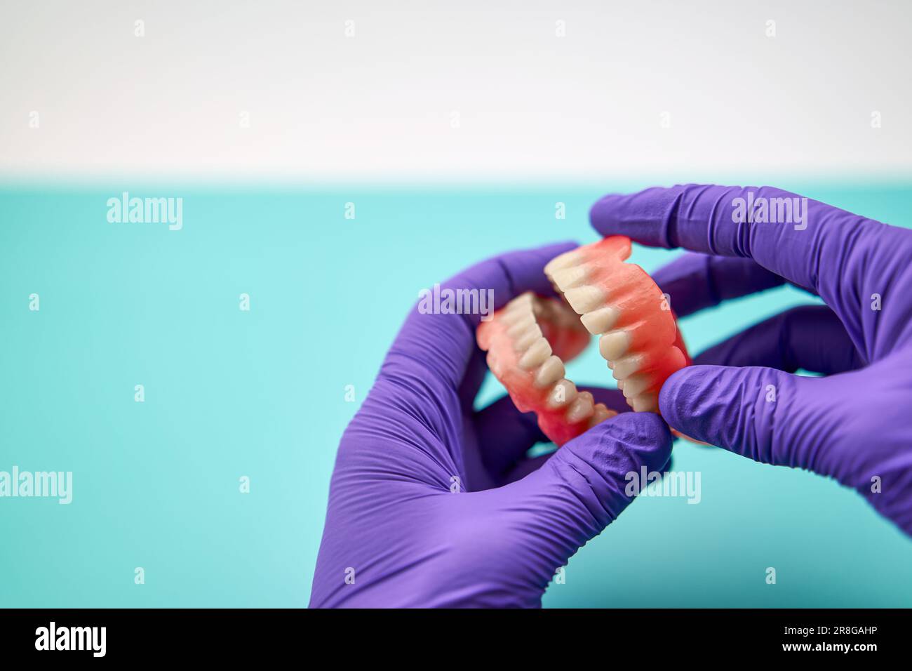 Tecnico odontoiatrico che fa protesi dentaria fatta a mano in Un'officina di lavoro Foto Stock