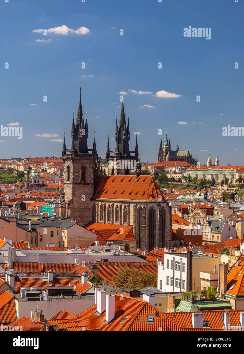 PRAGA, REPUBBLICA CECA, EUROPA - skyline di Praga tra cui la Chiesa di nostra Signora prima di Tyn, e in distanza San Cattedrale di Vito e Castello di Praga. Foto Stock