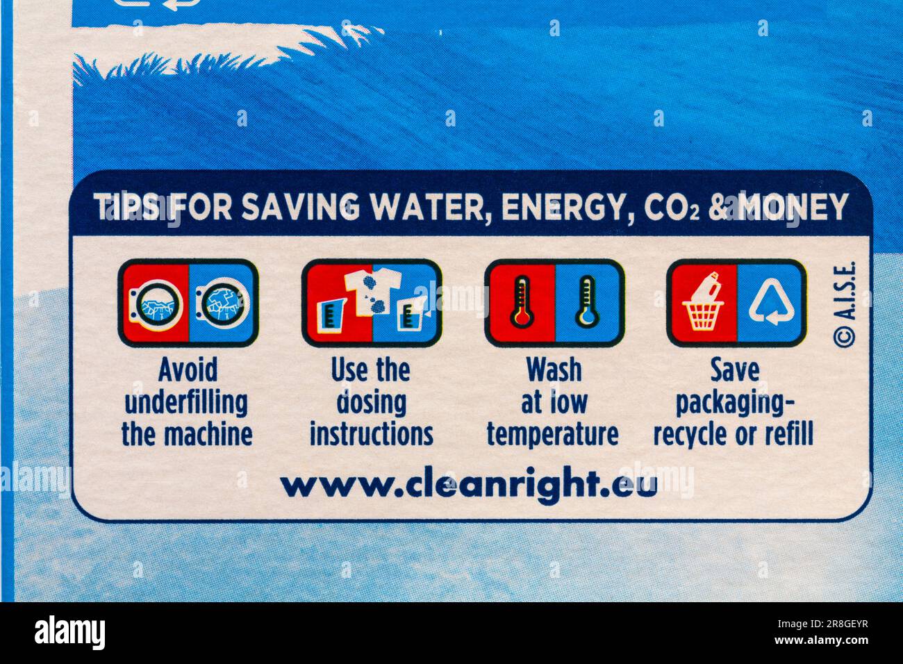 Suggerimenti per risparmiare energia idrica CO2 e denaro informazioni sulla confezione di Persil non Bio Gentle accanto alla polvere per il lavaggio della pelle sensibile Foto Stock