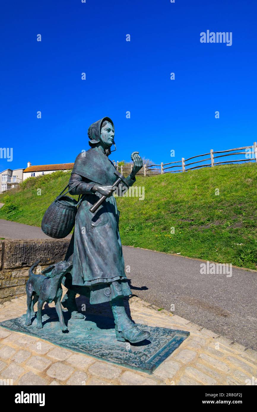 La statua del famoso cacciatore di fossili Mary Anning di Denise Dutton a Lyme Regis sulla Jurassic Coast, Dorset, Inghilterra, Regno Unito Foto Stock