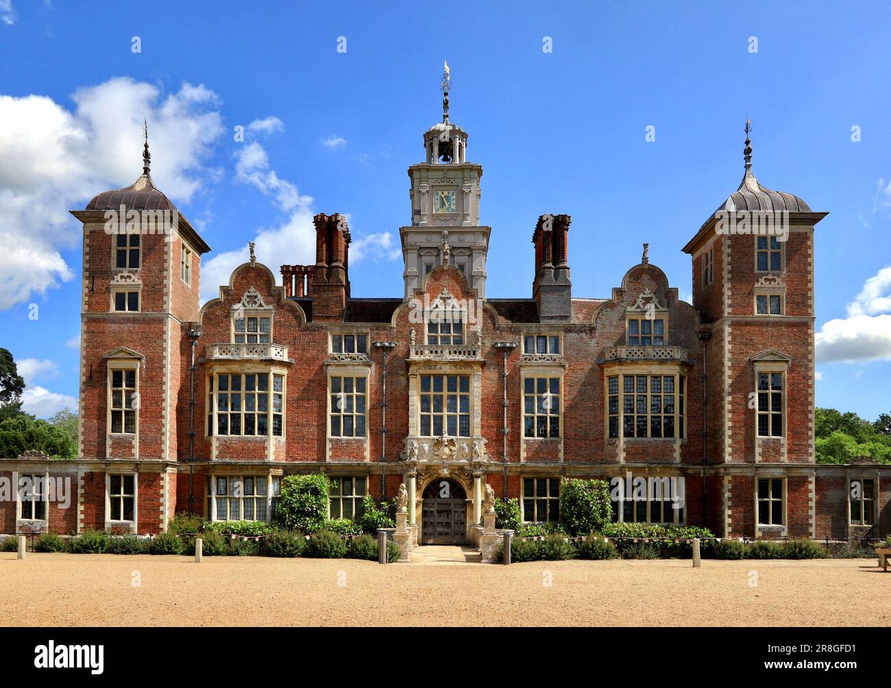 Facciata della Blickling Hall e ingresso principale doo. Foto Stock