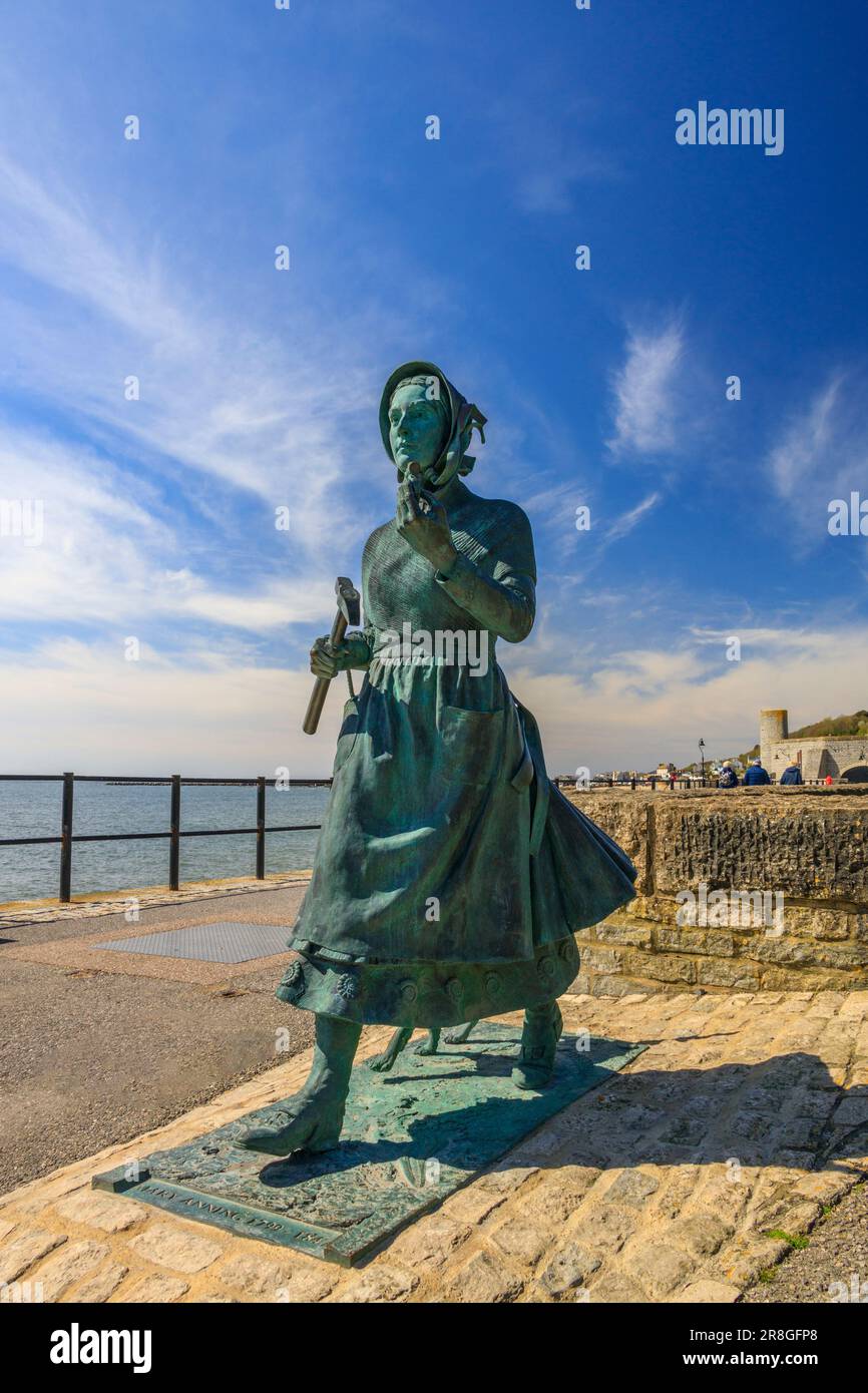 La statua del famoso cacciatore di fossili Mary Anning di Denise Dutton a Lyme Regis sulla Jurassic Coast, Dorset, Inghilterra, Regno Unito Foto Stock