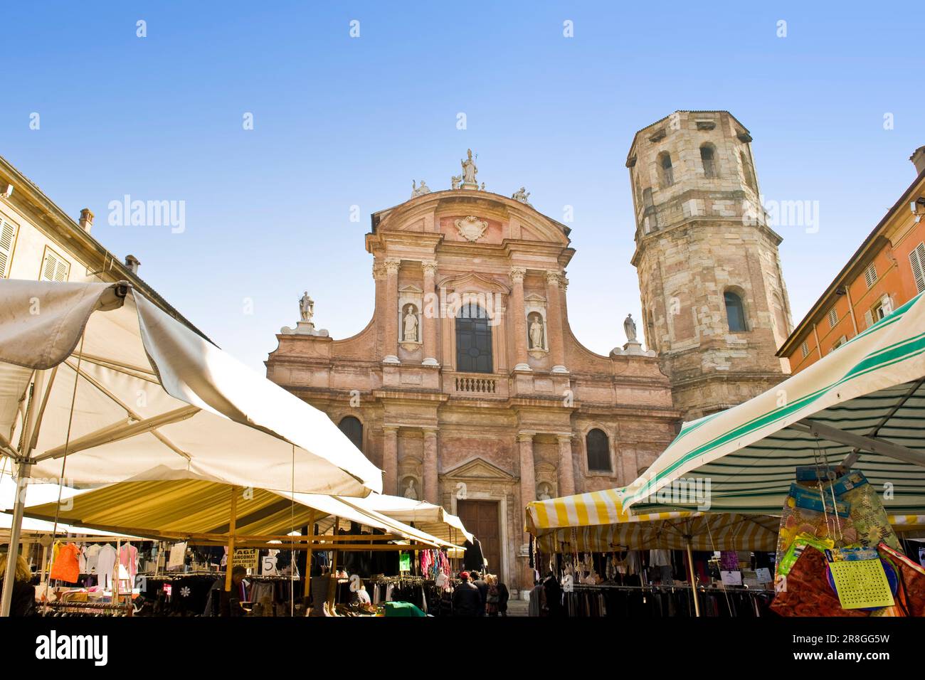 St Piazza Prospero con mercato e Chiesa, Reggio Emilia, Italia Foto Stock