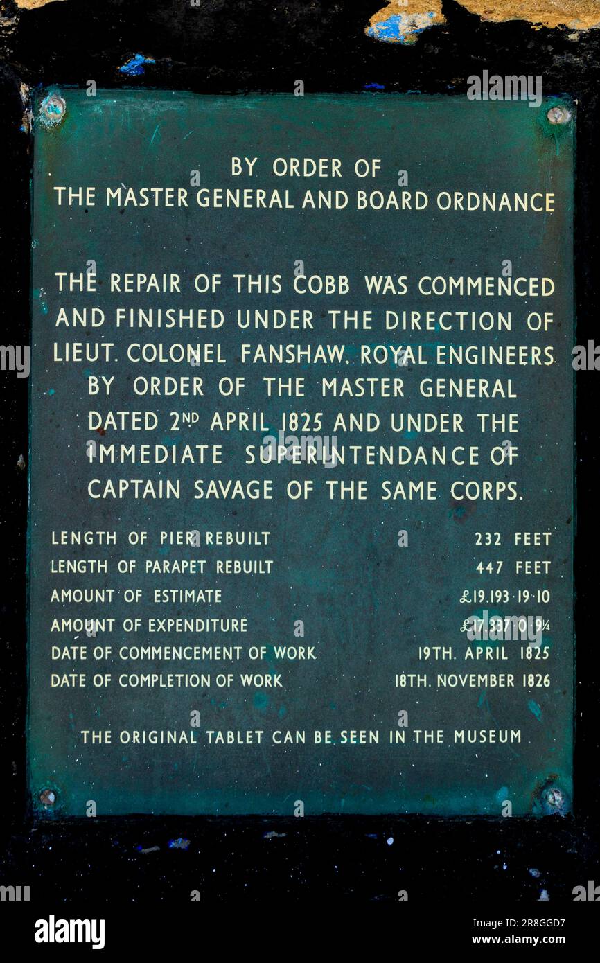 Replica targa di registrazione del costo della riparazione al Cobb frangiflutti a Lyme Regis sulla Jurassic Coast, Dorset, Inghilterra, Regno Unito Foto Stock