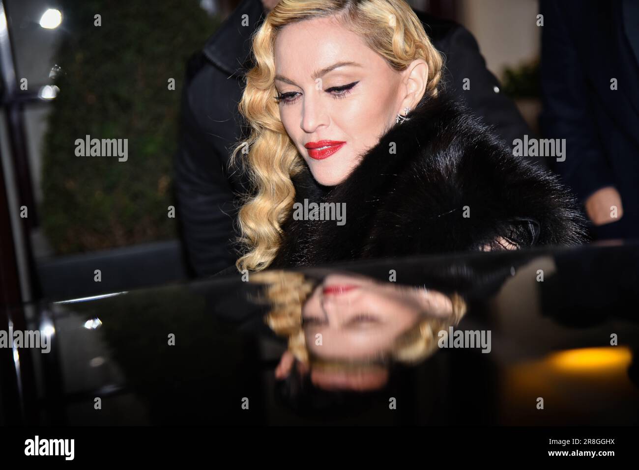 La chanteuse américaine Madonna a été apercue quittant son Hôtel, le Meurice, à Paris, le 2 Mars 2015. Foto Stock