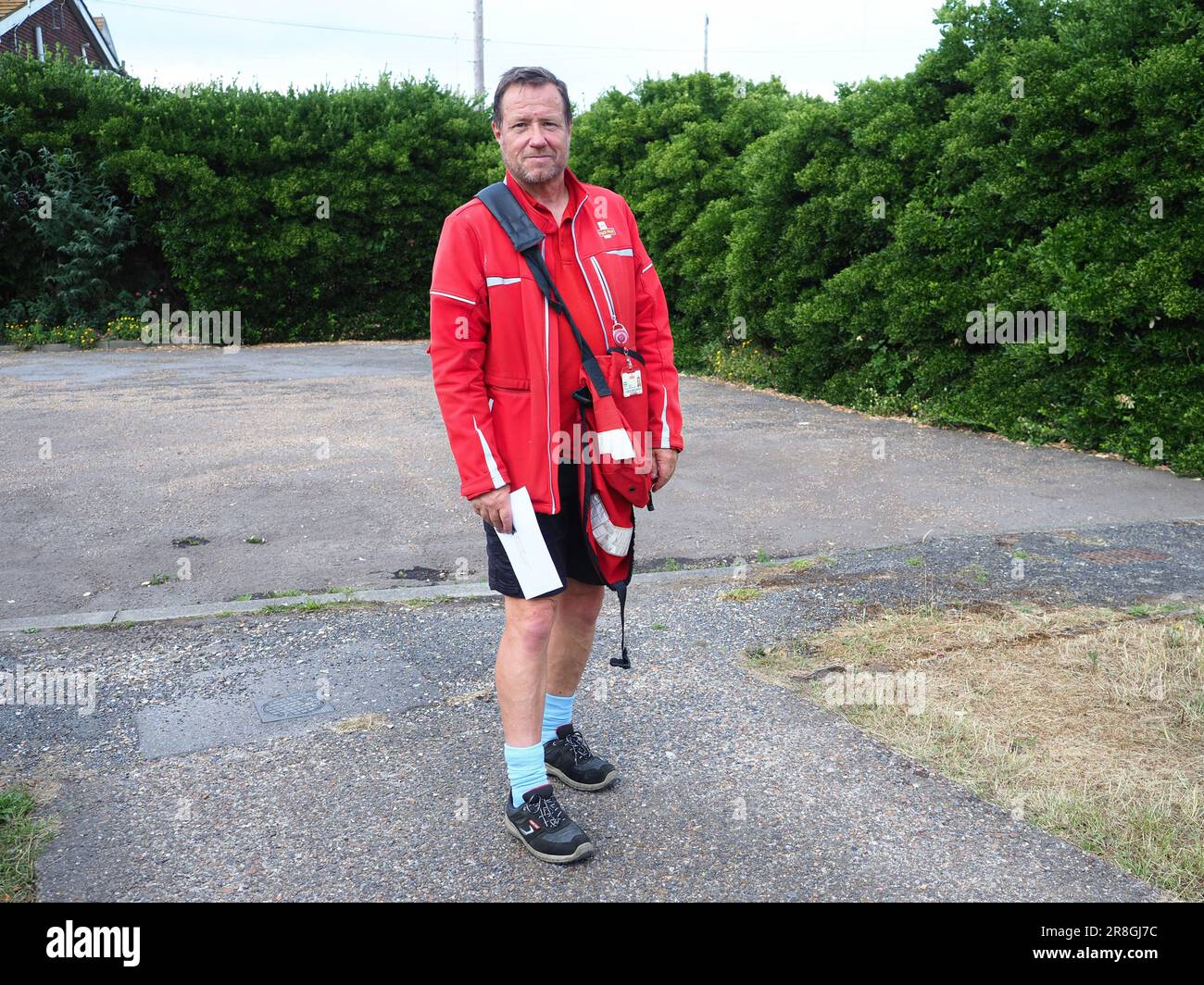 Sheerness, Kent, Regno Unito. 21st giugno, 2023. Il postino Graham Benham è tornato al solito turno (foto di oggi), dopo aver camminato per 130 miglia dal Kent alla Francia per consegnare con successo un tributo D-Day con l'aiuto di una soap star. Il vecchio di 60 anni parte da Sheerness, con Barry residente da Eastenders (Shaun Williamson) che si unisce a lui per le prime 5 miglia. Graham ha consegnato con successo una corona in occasione dell'anniversario del D-Day, dopo aver camminato Sheerness ad Arromanches via Portsmouth. L'obiettivo di raccogliere fondi per Oliver Fisher Unit presso il Medway Hospital che ha salvato suo nipote. Credit: James Bell/Alamy Live News Foto Stock