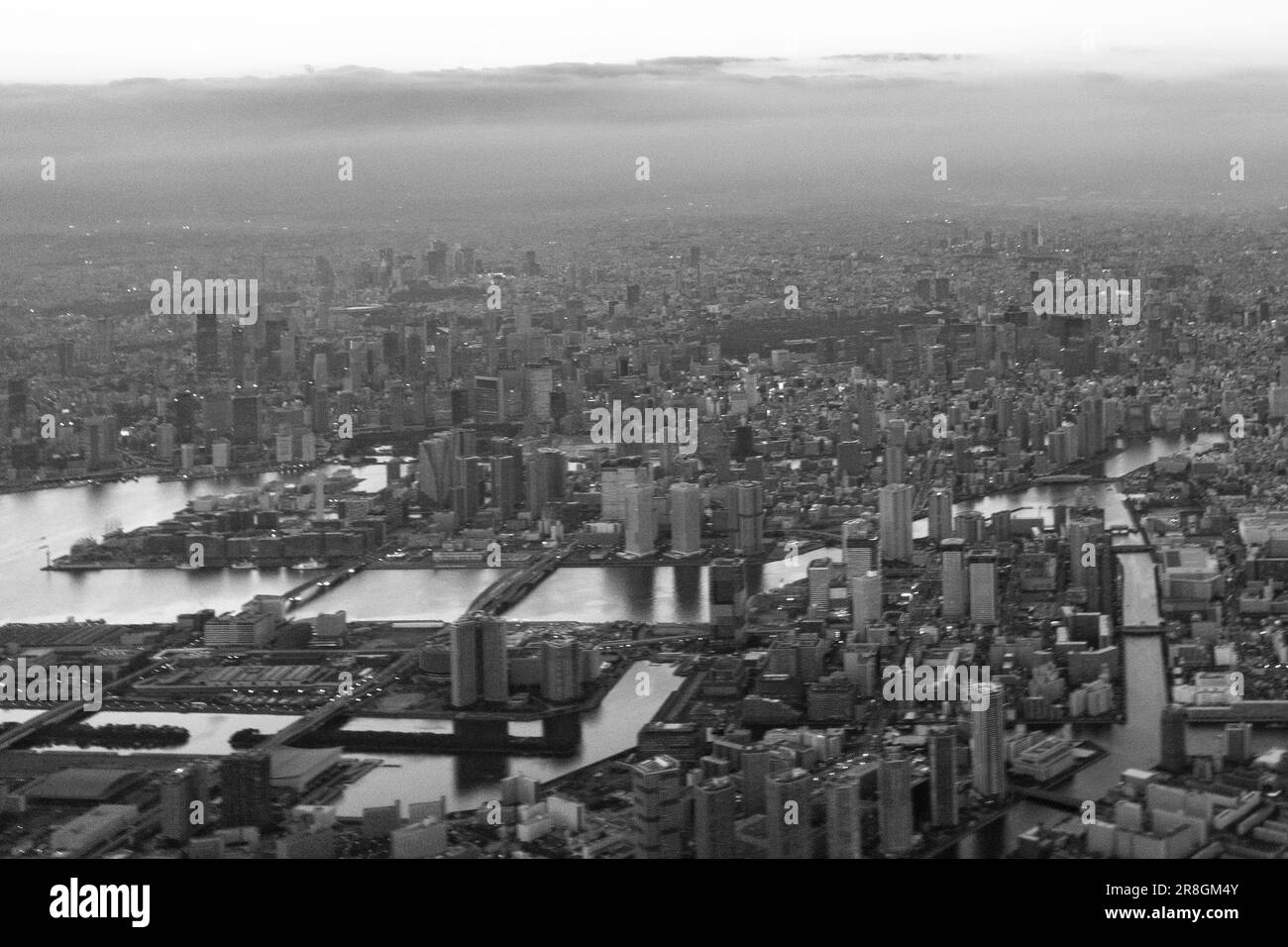 Tokyo, Giappone. 22nd Mar, 2023. Lo skyline della Tokyo metropolitana da un vantagepoint aereo con il paesaggio urbano sottostante. Economia del Giappone, affari di Tokyo, sviluppo urbano. (Credit Image: © Taidgh Barron/ZUMA Press Wire) SOLO PER USO EDITORIALE! Non per USO commerciale! Foto Stock