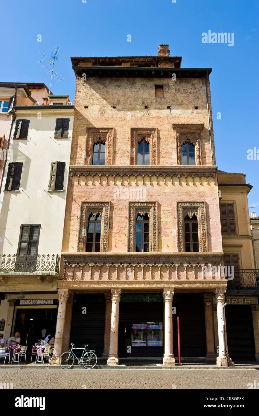 Casa tradizionale in Piazza Erbe, Mantova, Italia Foto Stock
