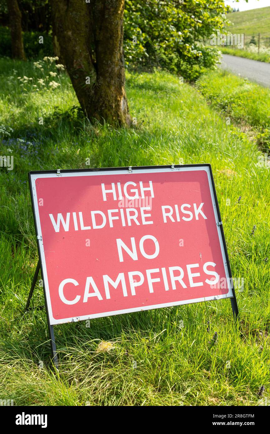 Cartello di avvertimento in Scotland High Wildfire Risk No Campfire Foto Stock