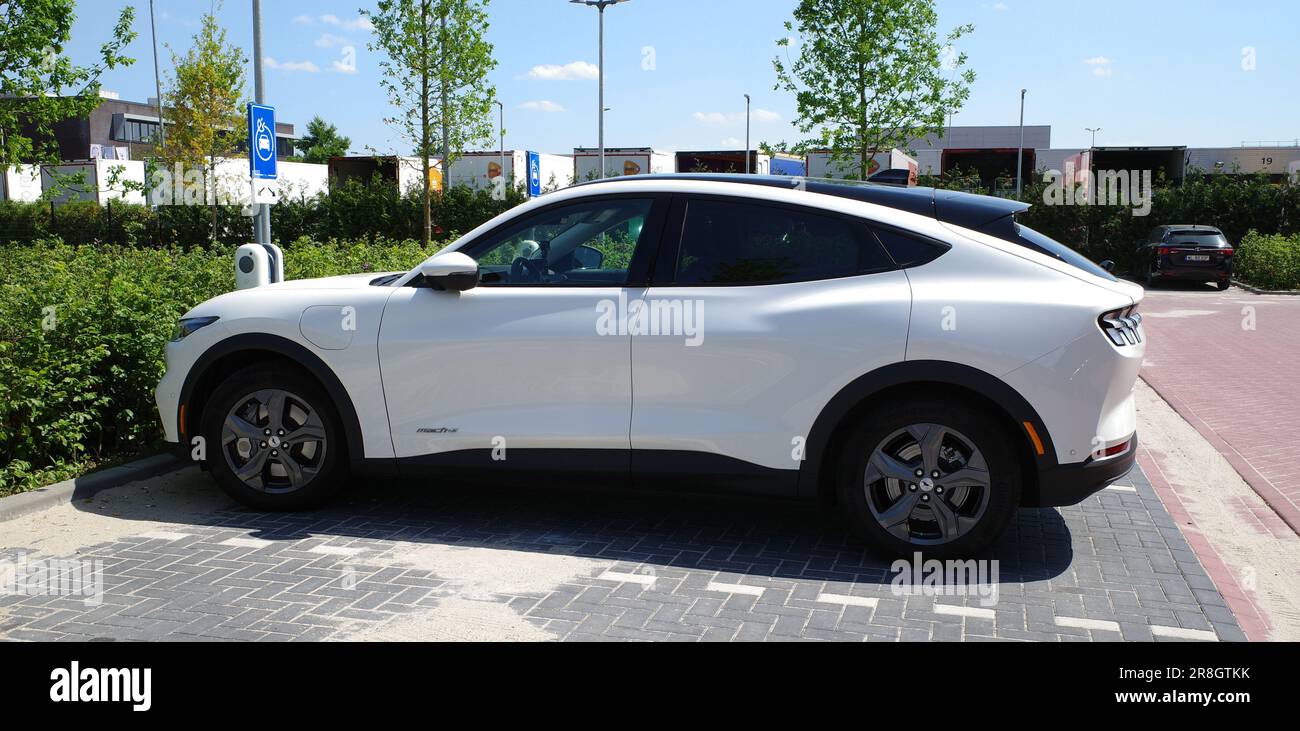 Amersfoort, Paesi Bassi - Giugno 11 2023 Una Ford bianca elettrica Mustang Mach-e si sta caricando Foto Stock