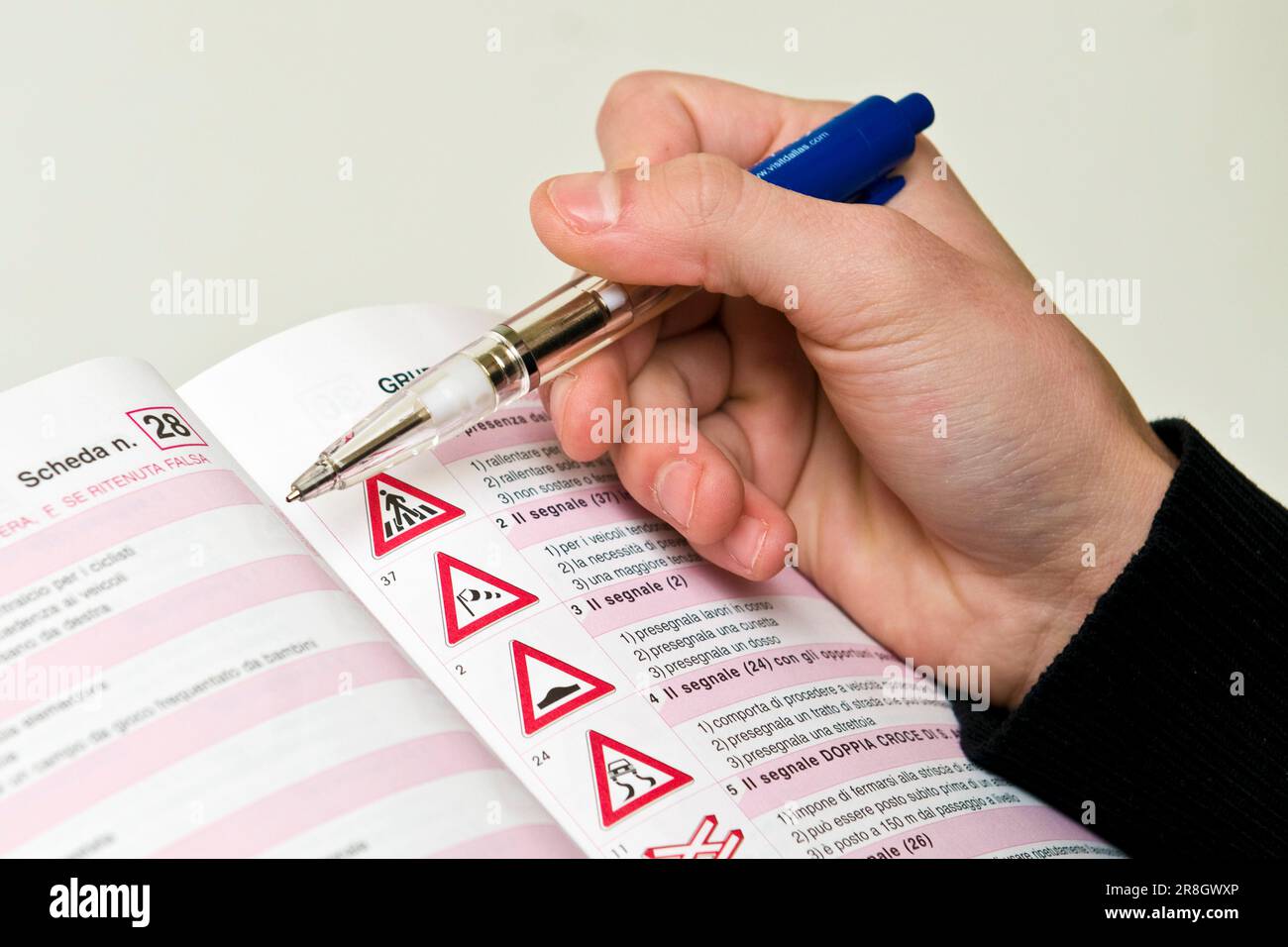 Esercitazione Quiz sul libro, scuola guida Foto stock - Alamy